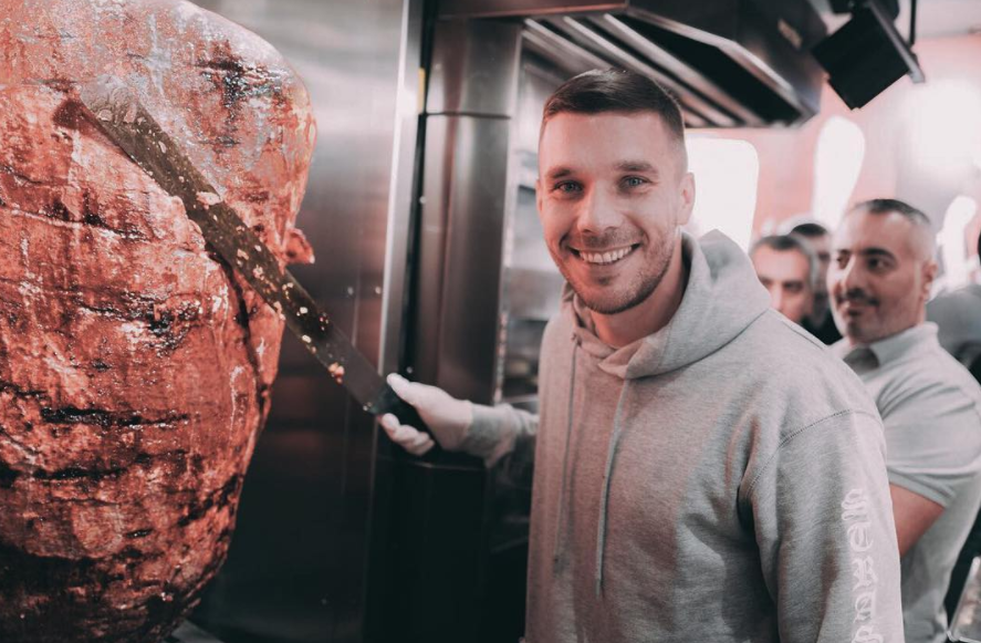 Sute de fani au stat 5 ore la coadă pentru un kebab la restaurantul fotbalistului Lukas Podolski