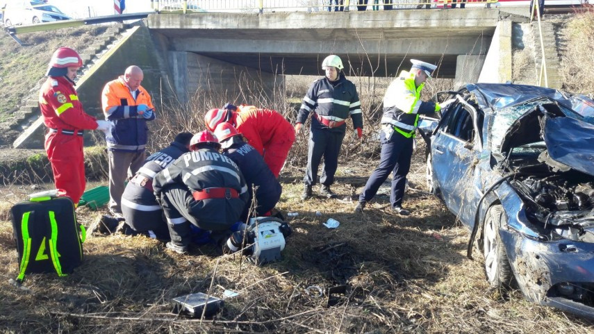 Doi tineri, răniţi grav după ce maşina în care se aflau a căzut de pe un pod, în judeţul Tulcea