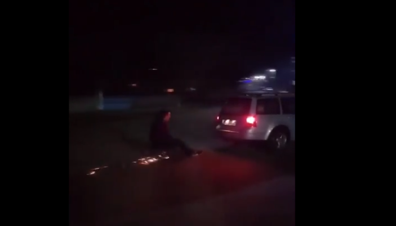 Distracție periculoasă în Vâlcea. O sanie trasă de mașină pe asfalt scoate scântei. VIDEO