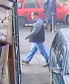 Suspectul de pedofilie din Capitală s-a plimbat zeci de minute lângă blocul celor doi copii. Traseul său, refăcut pas cu pas