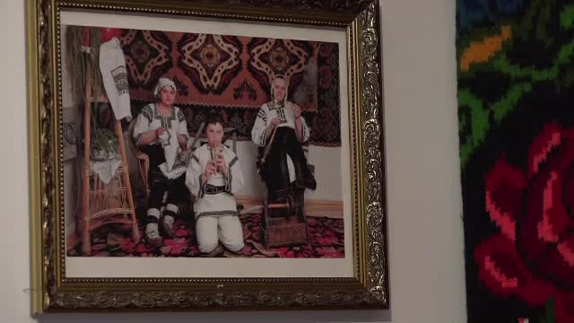 Bucovina, lume de poveste. Meșterii populari continuă să transmită tradiția cămășilor tradiționale