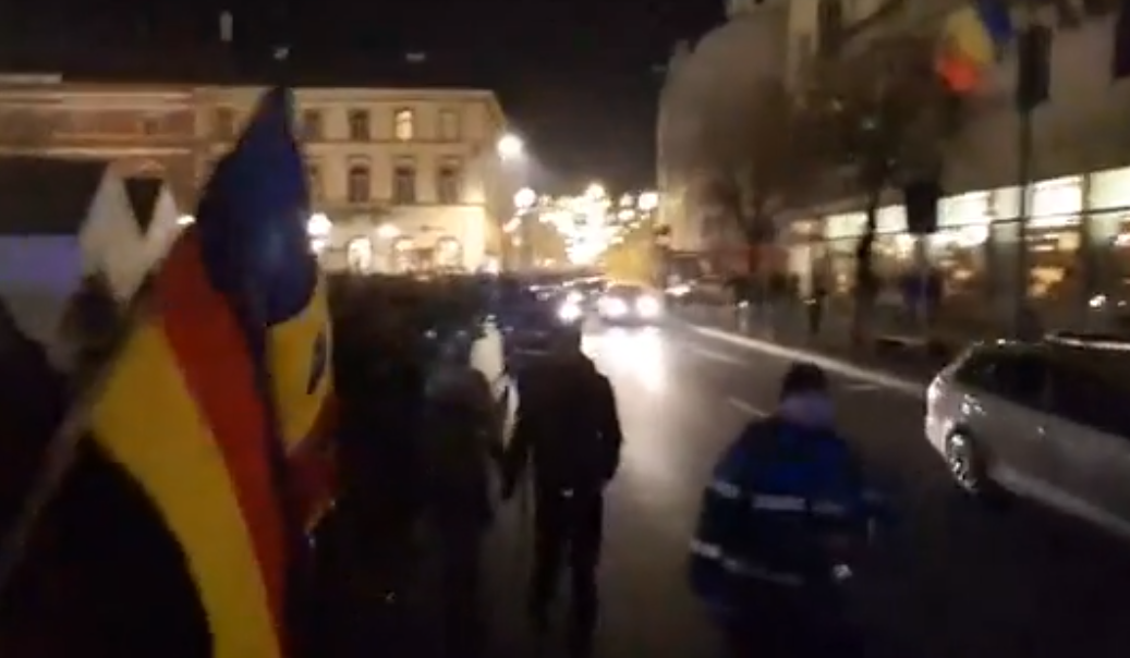 Sute de persoane au protestat în Cluj-Napoca. "În democraţie, hoţii stau la puşcărie"