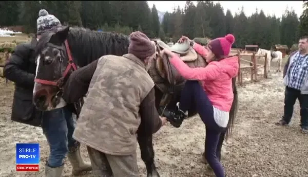 După ce zăpada s-a topit, turiștii din Poiană s-au dus la echitație, cățărare sau plimbări prin pădure