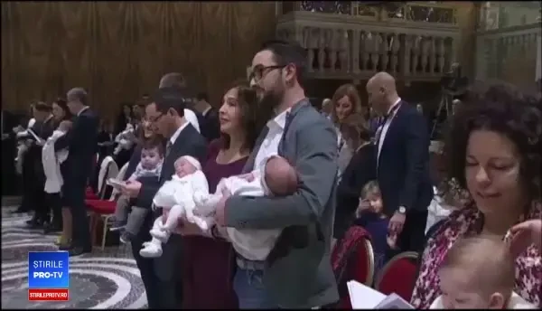 Sărbătoarea Epifaniei. Papa Francisc a botezat 34 de bebeluşi