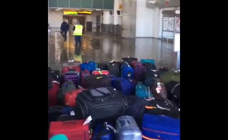 Întârzieri și nervi în aeroportul JFK din New York, inundat după ce s-a spart o conductă