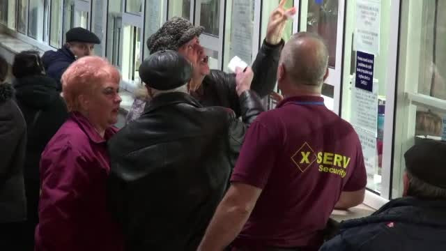 Scandal la sediul de Impozite din Galați. Doi bărbați de 70 de ani, la un pas să se bată