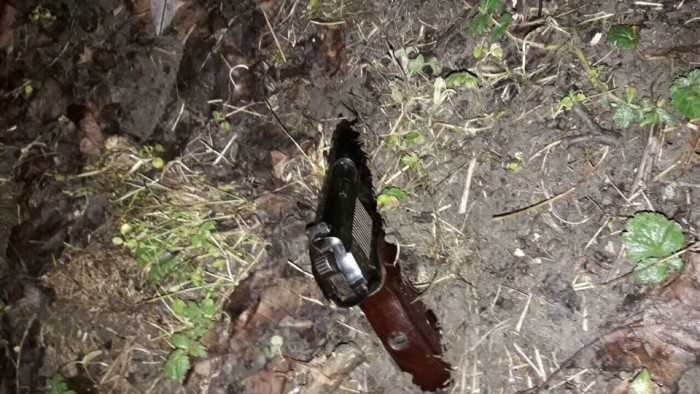 Doi tineri din Moldova, împuşcaţi pentru că au fumat şi scuipat de la balcon