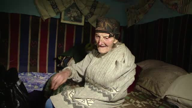 Bătrână din Iaşi, torturată de 2 tineri care voiau să-i fure banii din casă