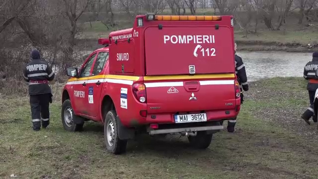 Tânără de 28 de ani, moartă pe marginea Mureşului. Hainele mamei, găsite lângă ea