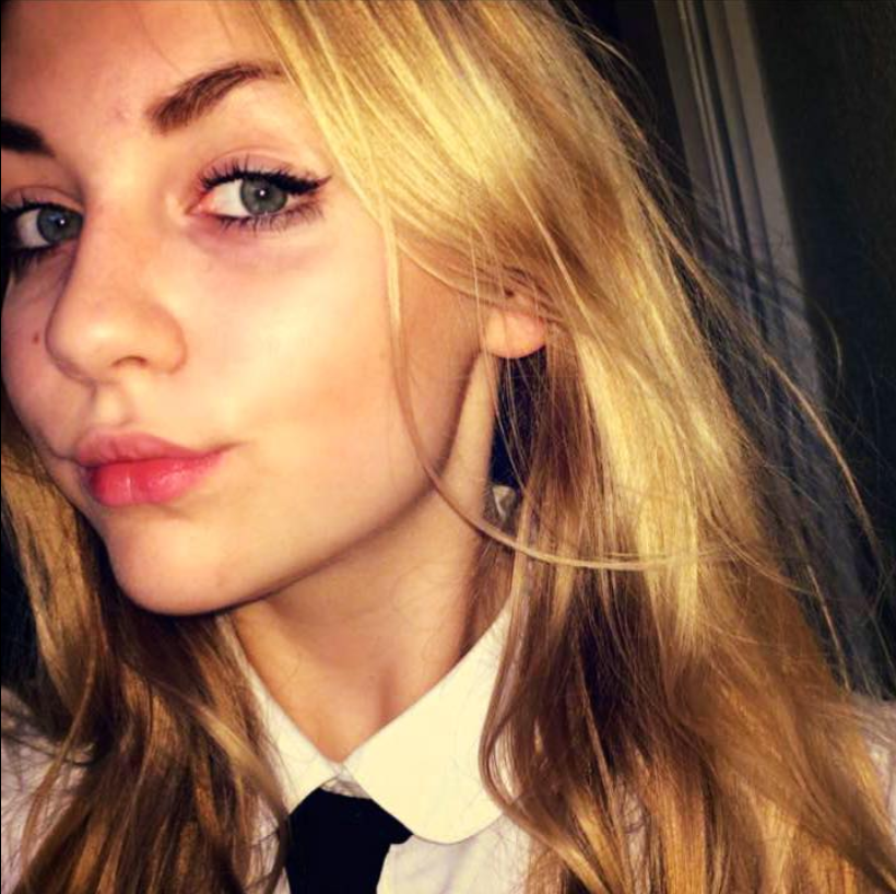 Adolescentă sancționată de conducerea școlii, după ce și-a donat părul copiilor cu cancer