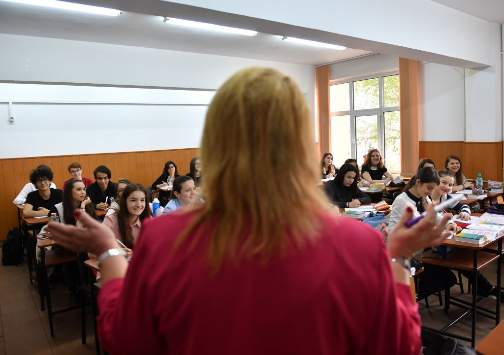 Opţional cu noţiuni de educaţie sexuală la liceu, când mii de eleve sunt deja mame