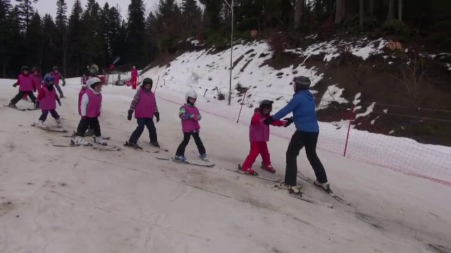 Taberele la munte, ideale pentru vacanţa copiilor. Preţul plătit instructorilor de schi