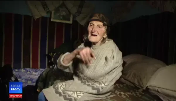 Bătrână din Iaşi, torturată de 2 tineri care voiau să-i fure banii din casă