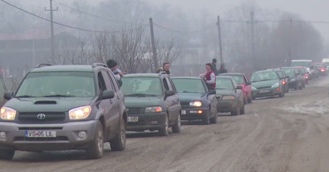 Exasperați de starea jalnică a unui drum, zeci de șoferi din Vaslui au protestat cu claxoane