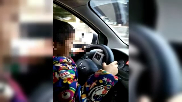 Copil de 5 ani, lăsat de tată să conducă mașina în oraș. Amendă, după ce imaginile au apărut pe internet