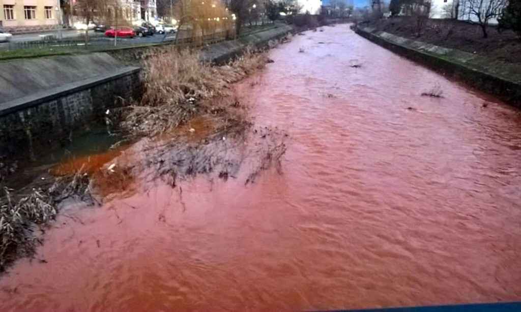 Apele unui râu din România s-au înroșit peste noapte. Fenomenul, explicat de specialiști