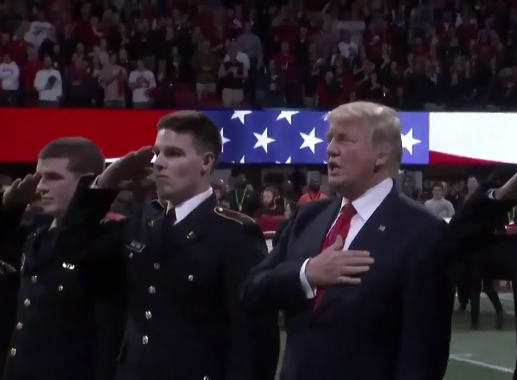 Trump, criticat dur în mediul online. Momentul stânjenitor în care a fost surprins când intona imnul național