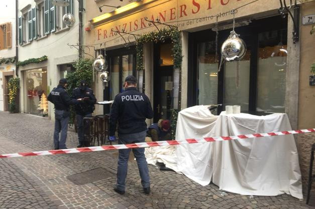 Hoț român mort în Italia, după ce a căzut de pe un acoperiș pe mesele de pe o terasă