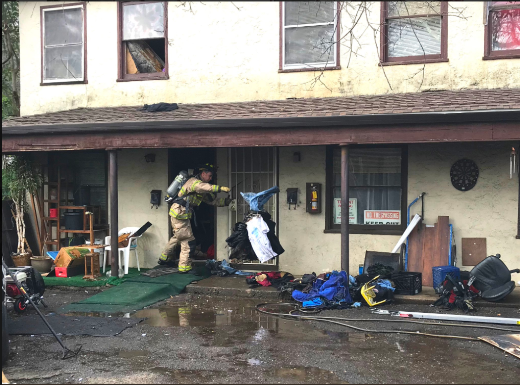 Un bărbat și-a incendiat casa, încercând să scape de un păianjen