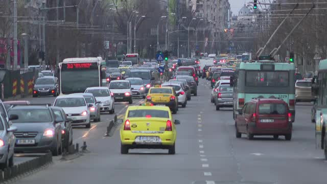 Prima ninsoare a blocat traficul din București. Firmele de salubrizare, amendate pentru că nu au curățat străzile