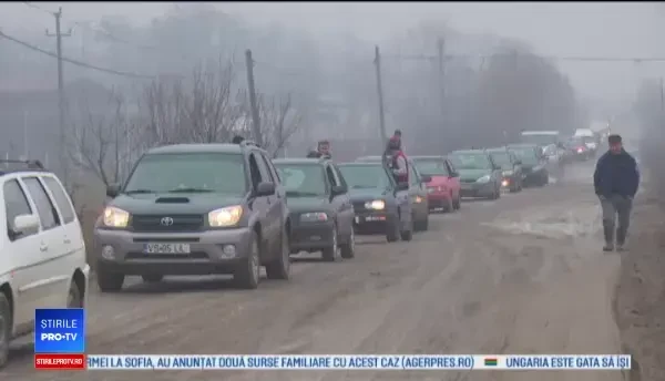 Exasperați de starea jalnică a unui drum, zeci de șoferi din Vaslui au protestat cu claxoane