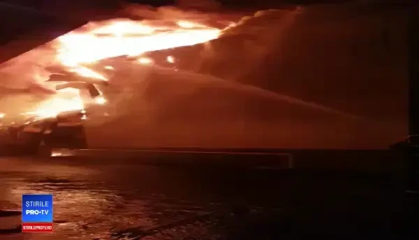 Incendiu de amploare la o hală de producţie a alimentelor din Topoloveni