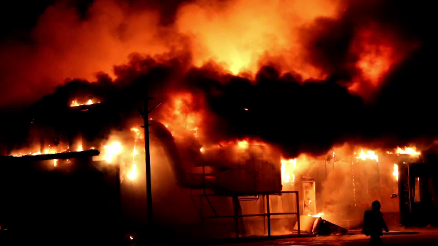 Incendiu violent într-un bloc din Vulcan. 10 persoane au fost duse la spital