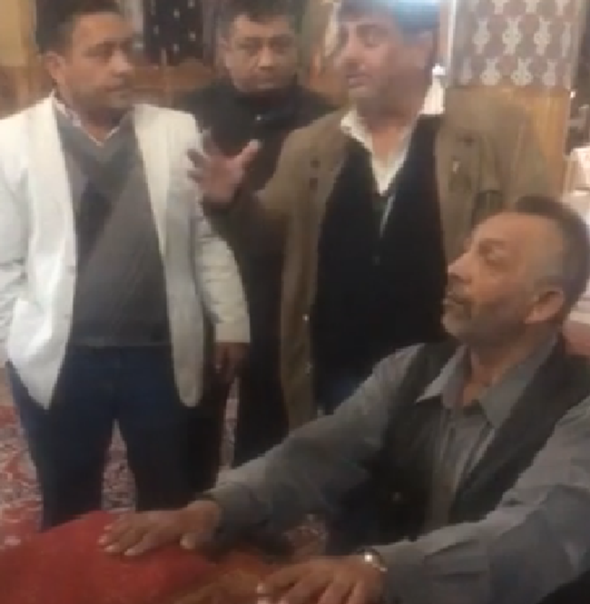 Scene revoltătoare filmate într-o biserică din Timiș. Cinci romi înjură în lăcașul de cult