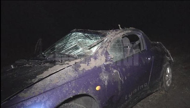 Doi tineri au ajuns la spital, după ce şoferul unei maşini a fost orbit de faruri