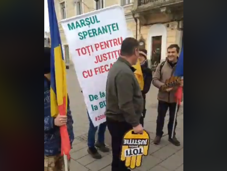 Câţiva clujeni au pornit pe jos spre Bucureşti pentru mitingul împotriva legilor Justiţiei. VIDEO
