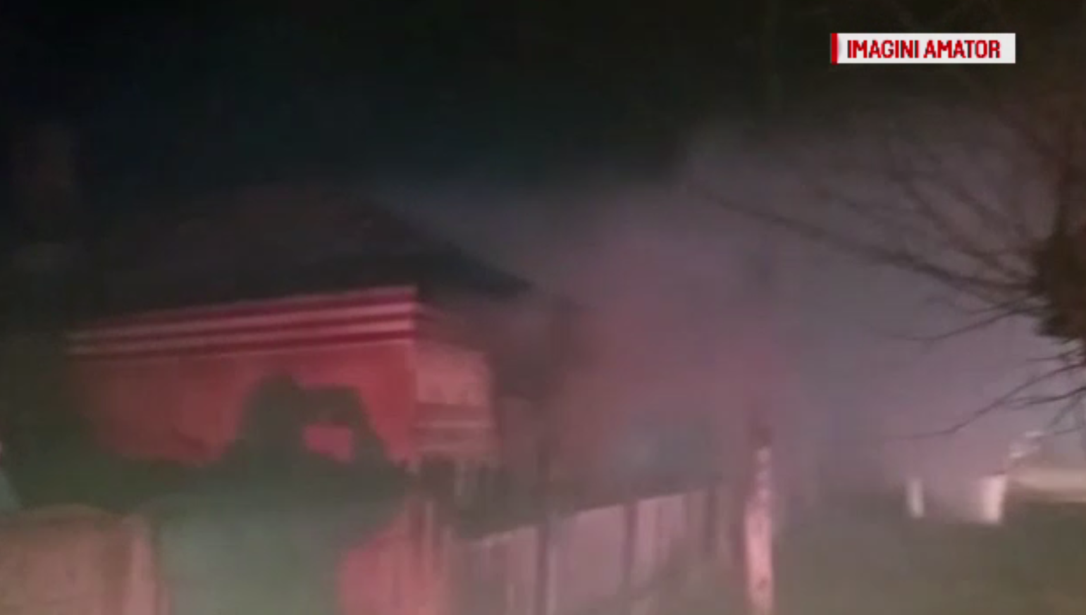 Casă mistuită de flăcări, în urma unui incendiu provocat de un scurtcircuit