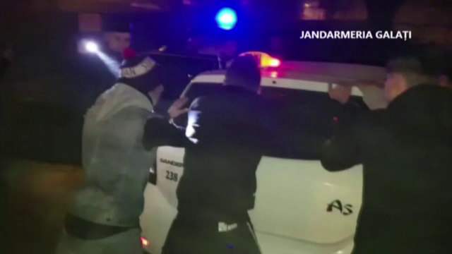 Răfuială cu bâte și cuțite, prevenită de polițiștii din Galați. Motivul certei, mai multe fete