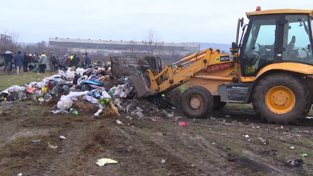 Situaţie alarmantă la Târgu Jiu. Hectare întregi de teren au fost poluate cu haine second hand