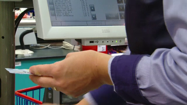 Cumpărătorii care plătesc cu cardul vor putea retrage de la magazine până la 200 de lei