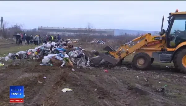 Situaţie alarmantă la Târgu Jiu. Hectare întregi de teren au fost poluate cu haine second hand