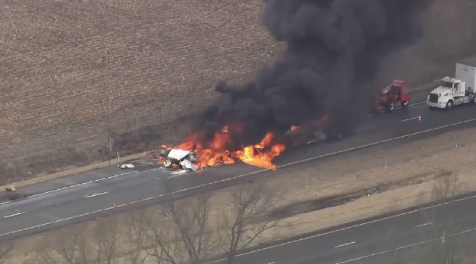 Trei camioane au fost mistuite de flăcări, în urma unui grav accident. Autoritățile au evacuat de urgență zona