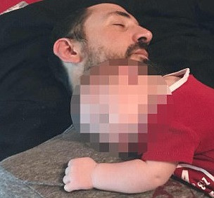 Un tată a fost reținut, după ce și-a maltratat luni la rând copilul cu un pistol cu aer cald