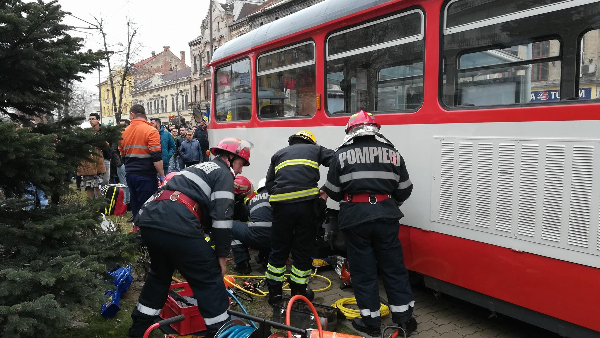 Elevă prinsă sub tramvai, la Arad. Se juca pe telefon în timp ce traversa