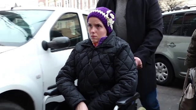 Victimă a unui accident grav, o tânără este purtată prin instanțe după ce a pozat pe un scuter