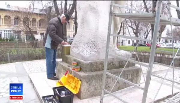 Statuia lui Mihai Eminescu, din Galaţi, ciuntită pentru al 15-lea an consecutiv