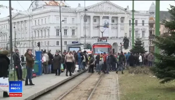 Elevă prinsă sub tramvai, la Arad. Se juca pe telefon în timp ce traversa