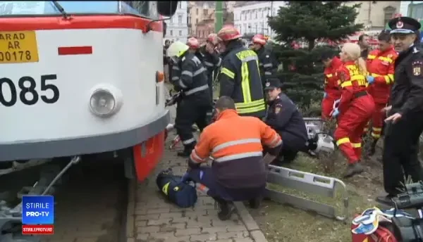 Elevă prinsă sub tramvai, la Arad. Se juca pe telefon în timp ce traversa