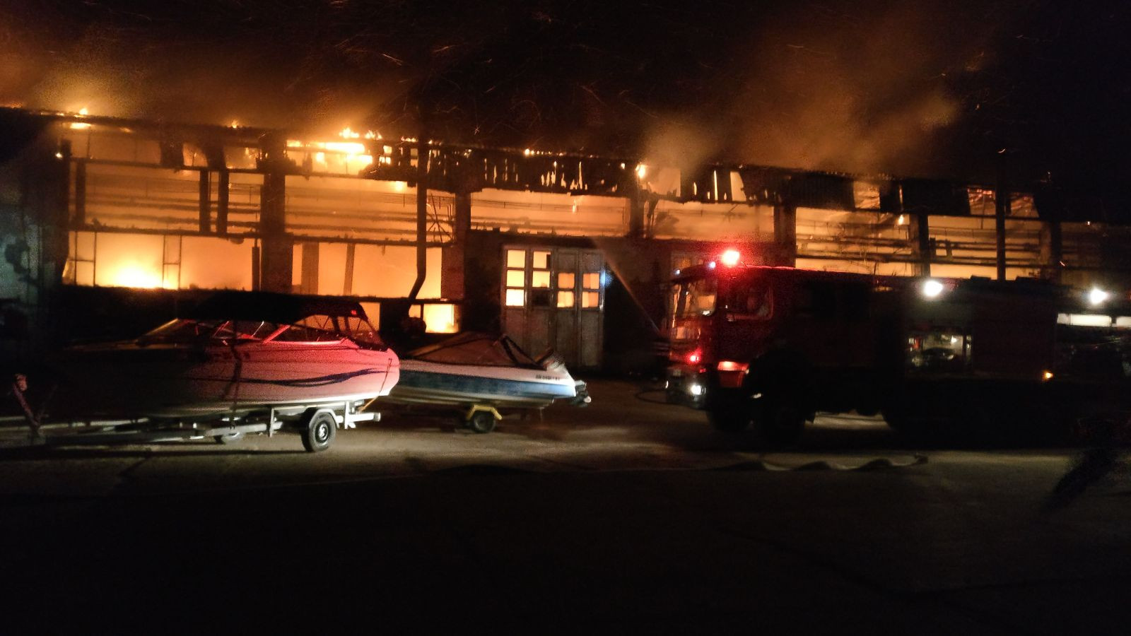 Incendiu devastator în Tulcea. Pagube de milioane de euro: doar 5 autobuze aveau asigurare