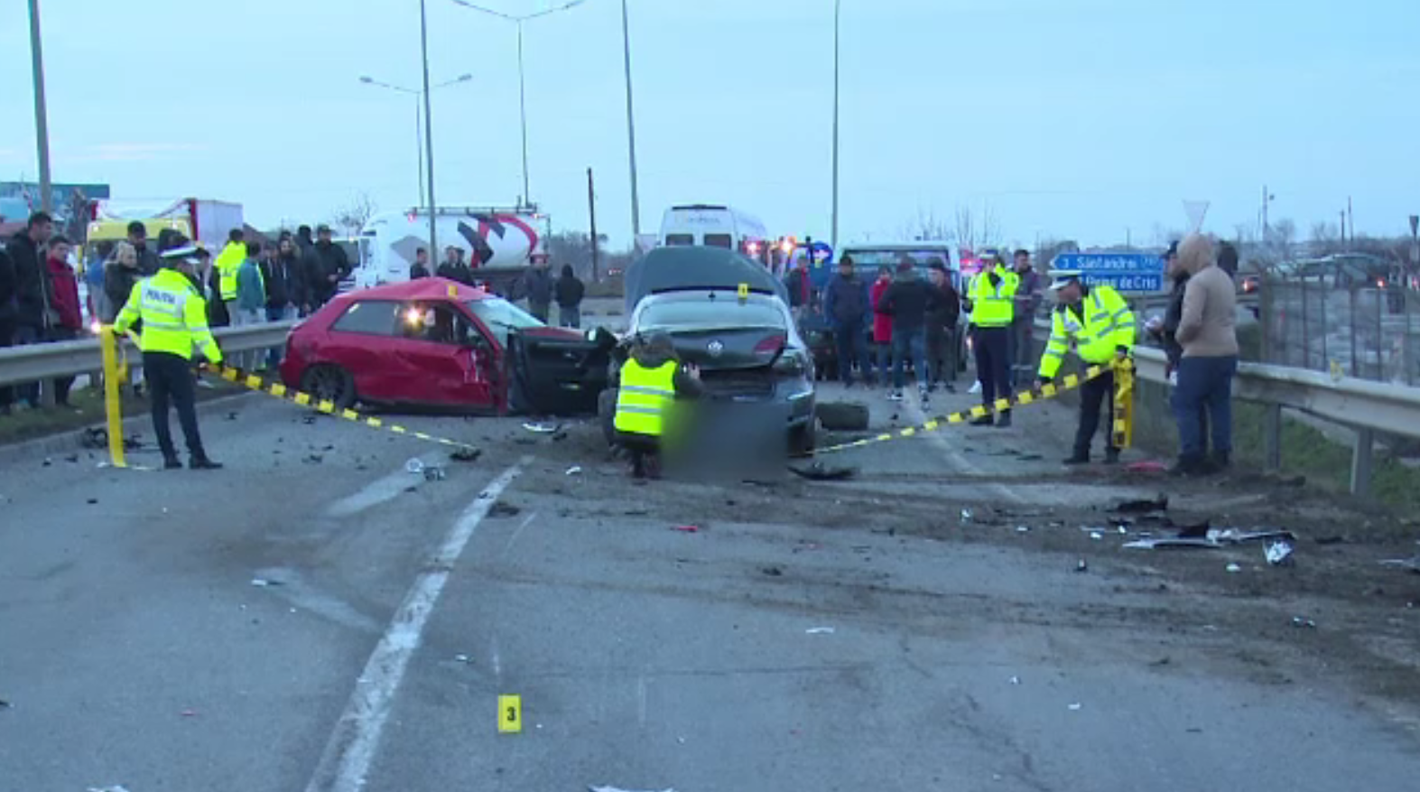 O furgonetă încărcată cu butelii s-a izbit puternic într-un microbuz cu pasageri, după ce a fost lovită de un șofer vitezoman