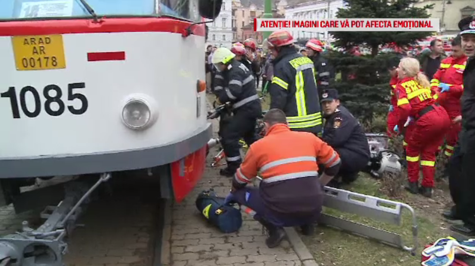 Starea elevei prinse sub tramvai. Vatman: ”Mergea cu telefonul în mână și părul pe față”