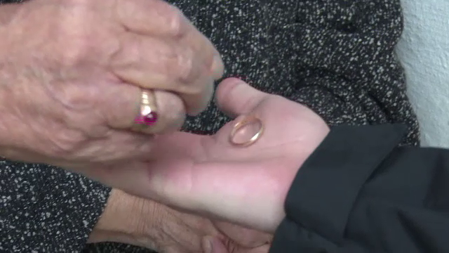 Pățania unei femei după ce o străină a rugat-o să-și pună verigheta într-un șervețel