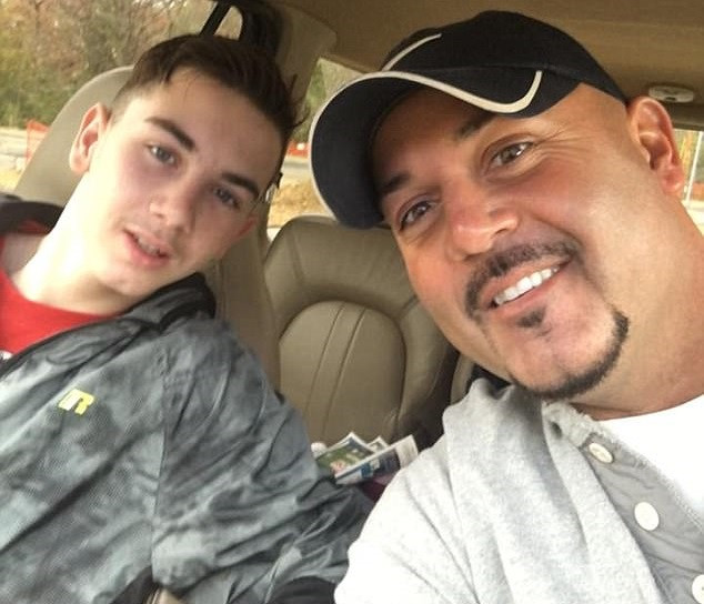 Un tată și-a denunțat fiul, după ce a descoperit o serie de imagini în telefonul său. ”Am fost dezgustat”