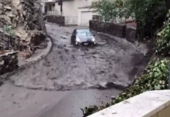 Imagini terifiante din California. O mașină a fost luată pe sus de șuvoiul de noroi