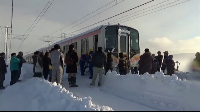 Întârzieri record ale trenurilor în Japonia, provocate de căderile masive de zăpadă