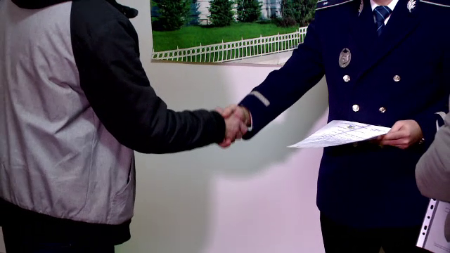 Doi tineri, premiați de polițiștii din Constanța după ce au prins un tâlhar pe stradă